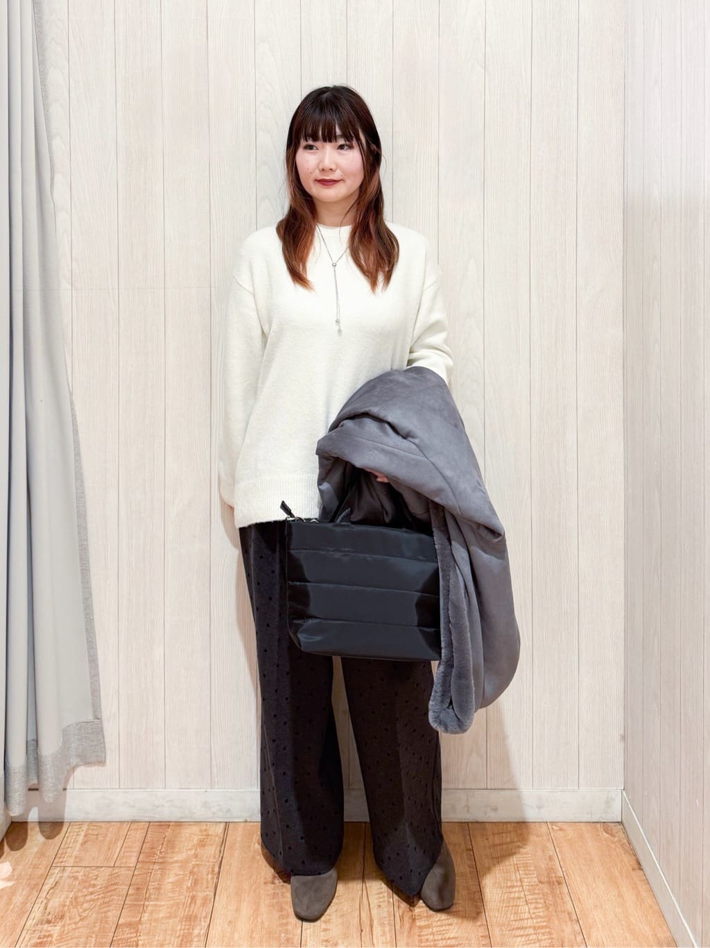 愛さんの「SHOO･LA･RUE｜【洗濯機可】お気に入りカラーを身にまとって　ふんわりゆるニット」を使ったコーディネート