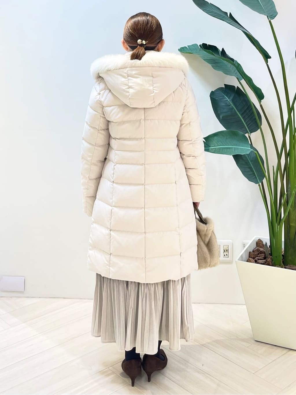 Tomoさんの「UNTITLED｜【名品／撥水／抗菌防臭】ロング丈リサイクルダウンコート」を使ったコーディネート