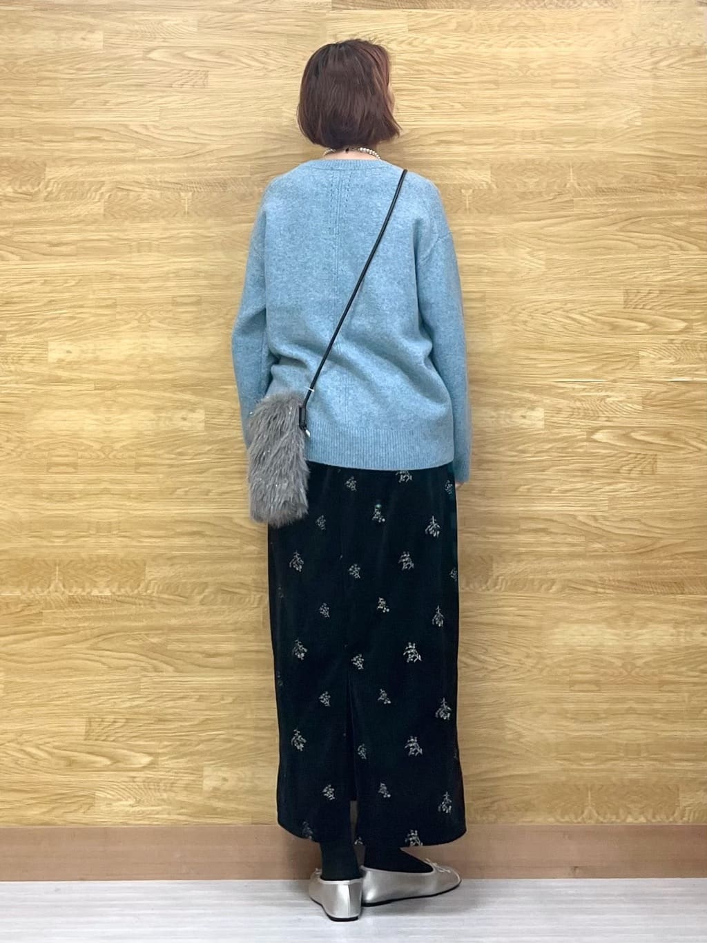 もすさんの「SHOO･LA･RUE｜大人な小花柄が魅力の 刺繍ベロア調ナロースカート」を使ったコーディネート