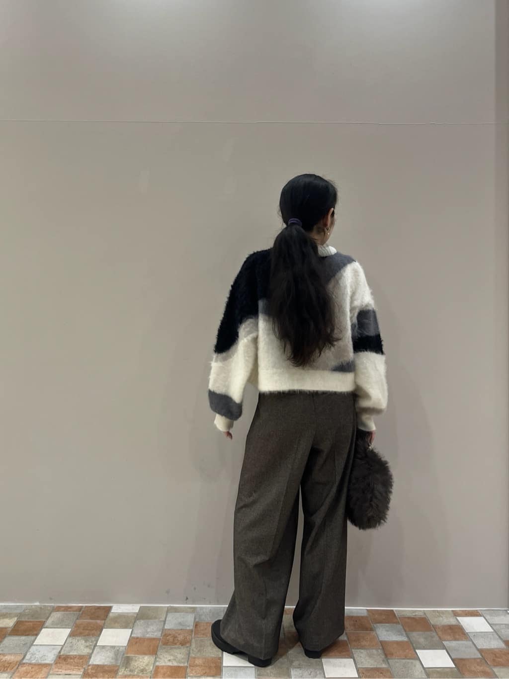Uminoさんの「INDIVI｜【LE VERNIS】ポワールフラッフィーファーバッグ」を使ったコーディネート