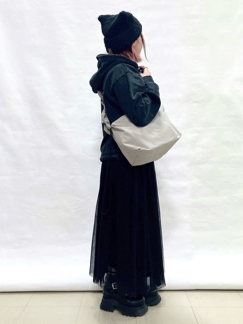 YUIさんの「SHOO･LA･RUE｜【洗濯機可】ポケット付きが嬉しい ケミカル加工フーディ―」を使ったコーディネート