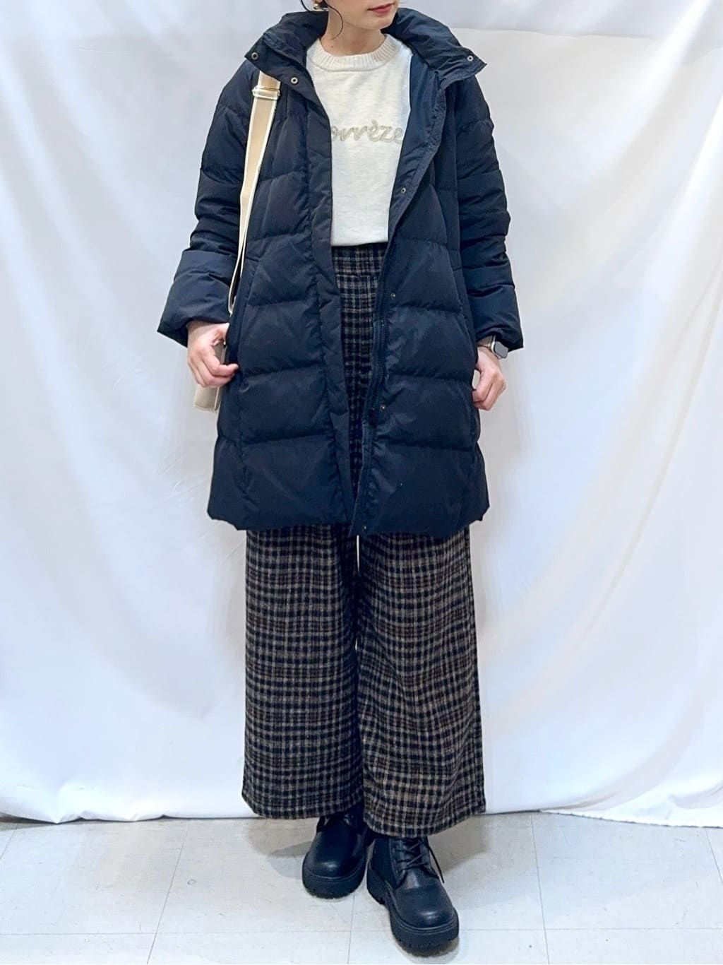 𝐇𝐢𝐫𝐨𝐦𝐢さんの「SHOO･LA･RUE｜【洗濯機可/撥水】フェイクファーフード ロングダウン」を使ったコーディネート