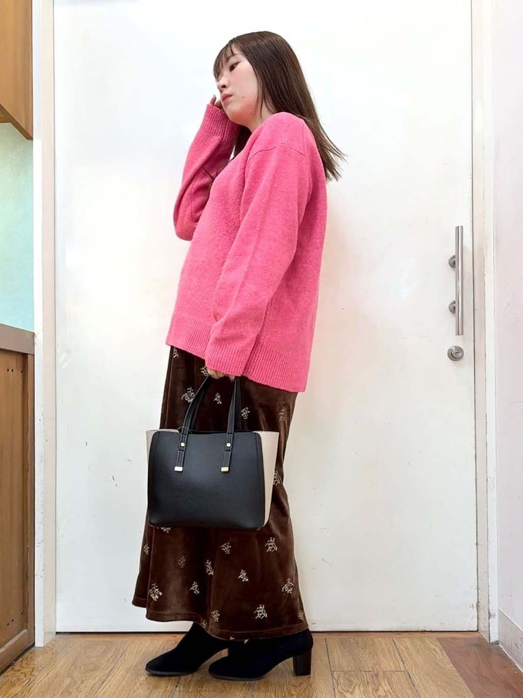 だいわさんの「SHOO･LA･RUE｜大人な小花柄が魅力の 刺繍ベロア調ナロースカート」を使ったコーディネート