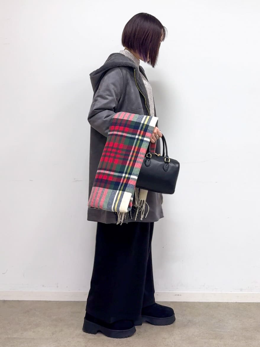 𝐜𝐡𝐢𝐤𝐚さんの「SHOO･LA･RUE｜柄アソートチェックストール」を使ったコーディネート