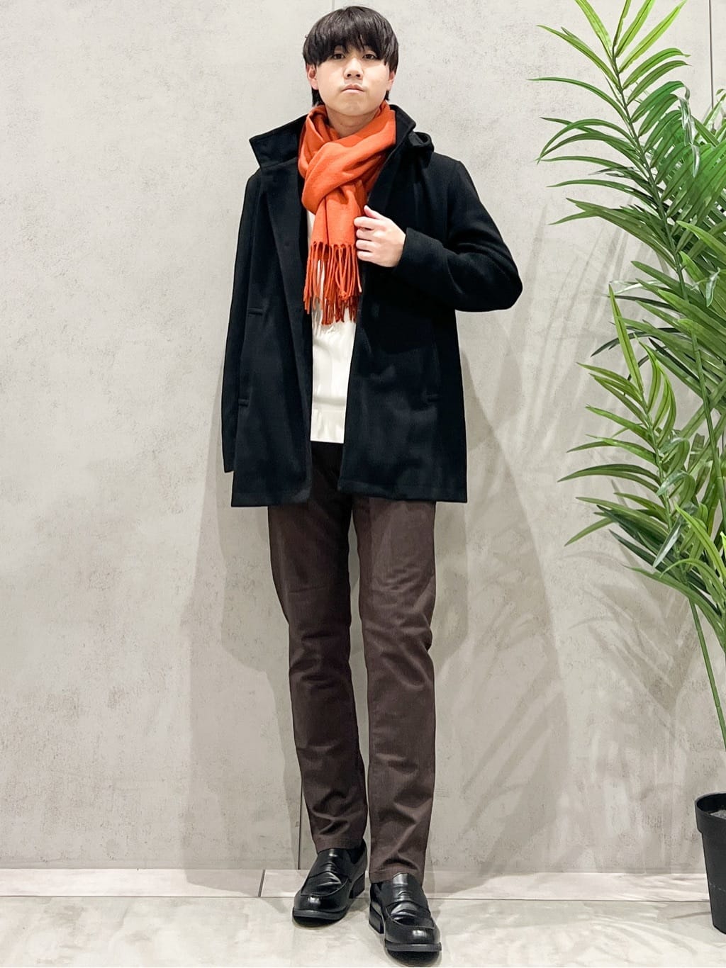 SHI-MAさんの「THE SHOP TK｜【冬のビジネスシーンに最適】シルキーモックネックニット　洗濯機OK」を使ったコーディネート