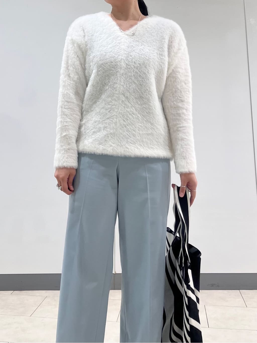 hasuさんの「INDIVI｜【名品／撥水／抗菌防臭】ショート丈リサイクルダウンコート」を使ったコーディネート