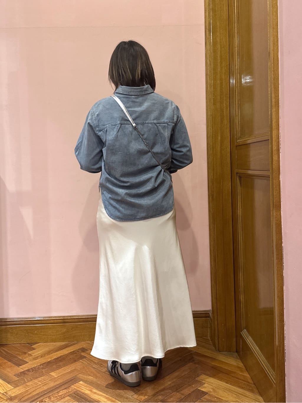 komatsuさんの「DRESSTERIOR｜ストレッチヴィンテージサテンナロースカート」を使ったコーディネート