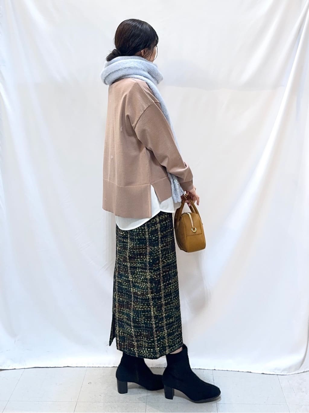 𝐇𝐢𝐫𝐨𝐦𝐢さんの「SHOO･LA･RUE｜【S-LL】ミックスカラーで高見え ラメツイード ナロースカート」を使ったコーディネート