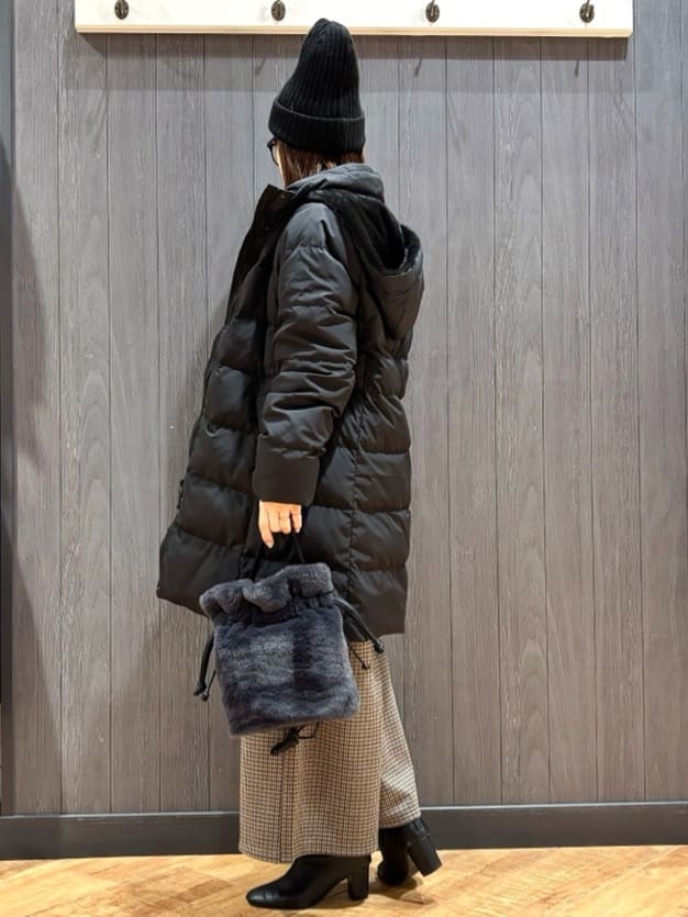 meiさんの「SHOO･LA･RUE｜【洗濯機可/撥水】フェイクファーフード ロングダウン」を使ったコーディネート