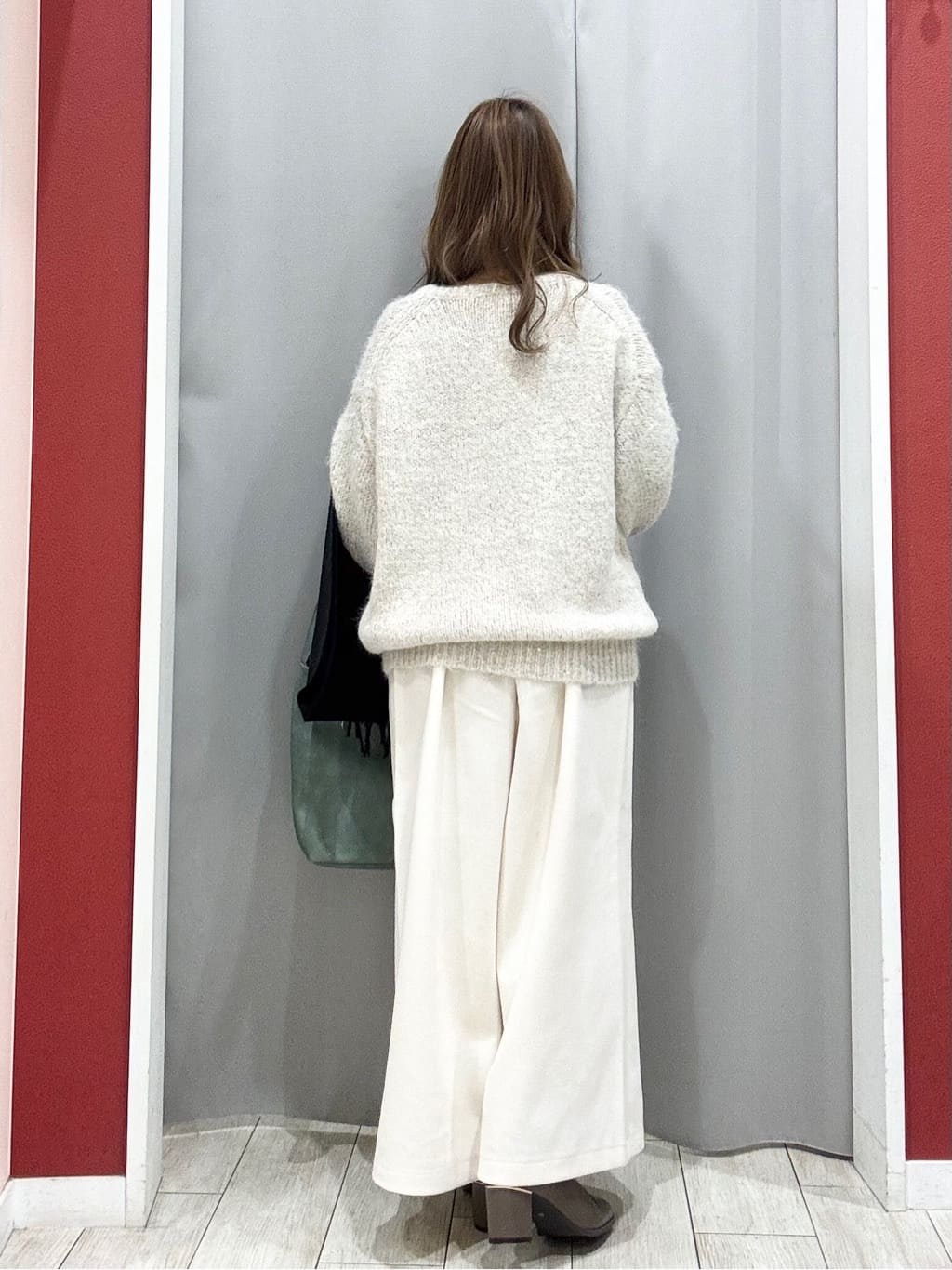 shioさんの「SHOO･LA･RUE｜【洗濯機可/S-LL】上品にキラリと華やぐ スパンコールニット」を使ったコーディネート