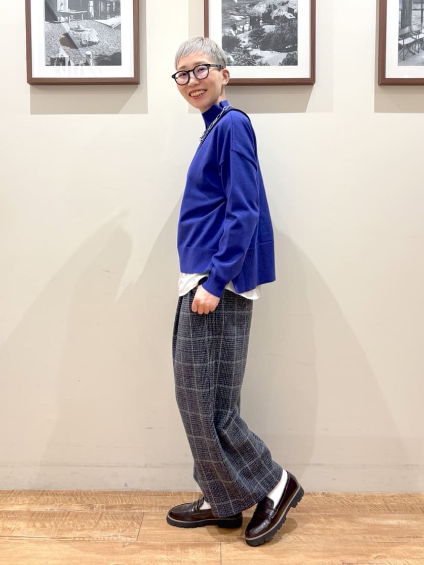 Ayumiさんの「SHOO･LA･RUE｜【2点セット/洗濯機可/S-LL】着回しがきく もちもちハイネックニット+裾シャツインナー」を使ったコーディネート