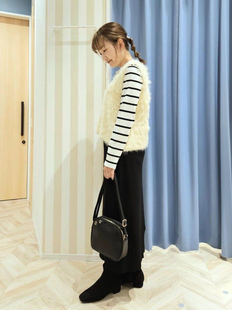 Ikumiさんの「SHOO･LA･RUE｜【高レビュー/2点セット】着るだけでコーデが決まる フェザーニットベスト&times;リブニット」を使ったコーディネート