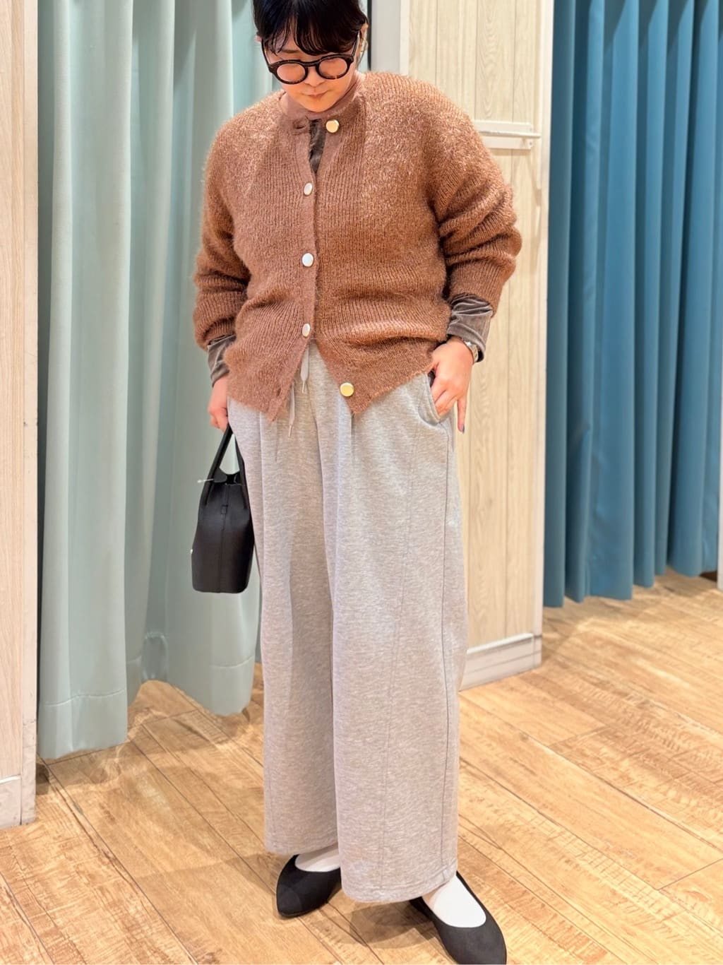 砂糖さんの「SHOO･LA･RUE｜【S-LL】ふわふわシャギー 大人レディなカーディガン」を使ったコーディネート