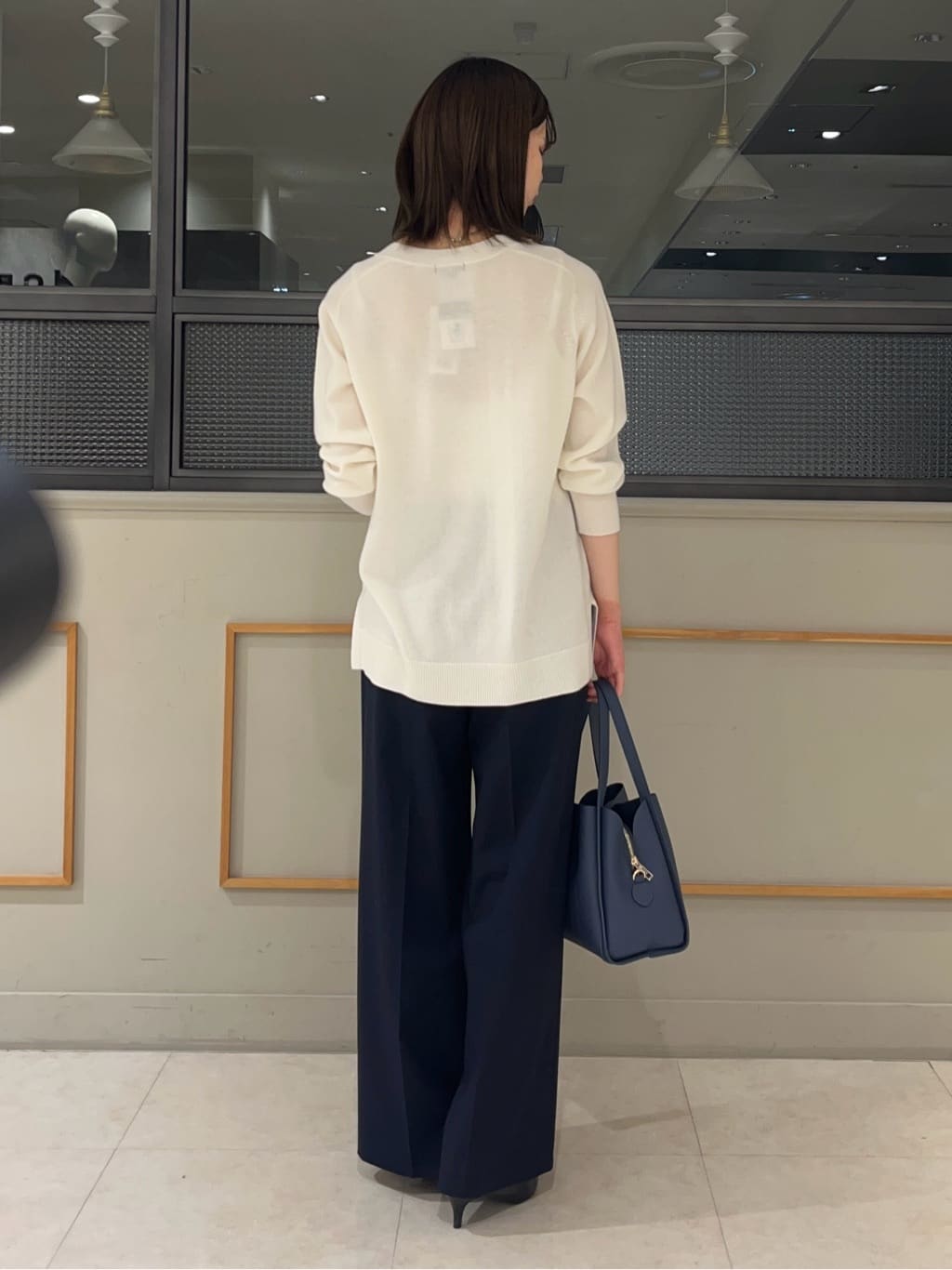 kumiさんの「INDIVI｜【洗える／チュニック丈／カシミヤ混】スリットデザインVネックニット」を使ったコーディネート