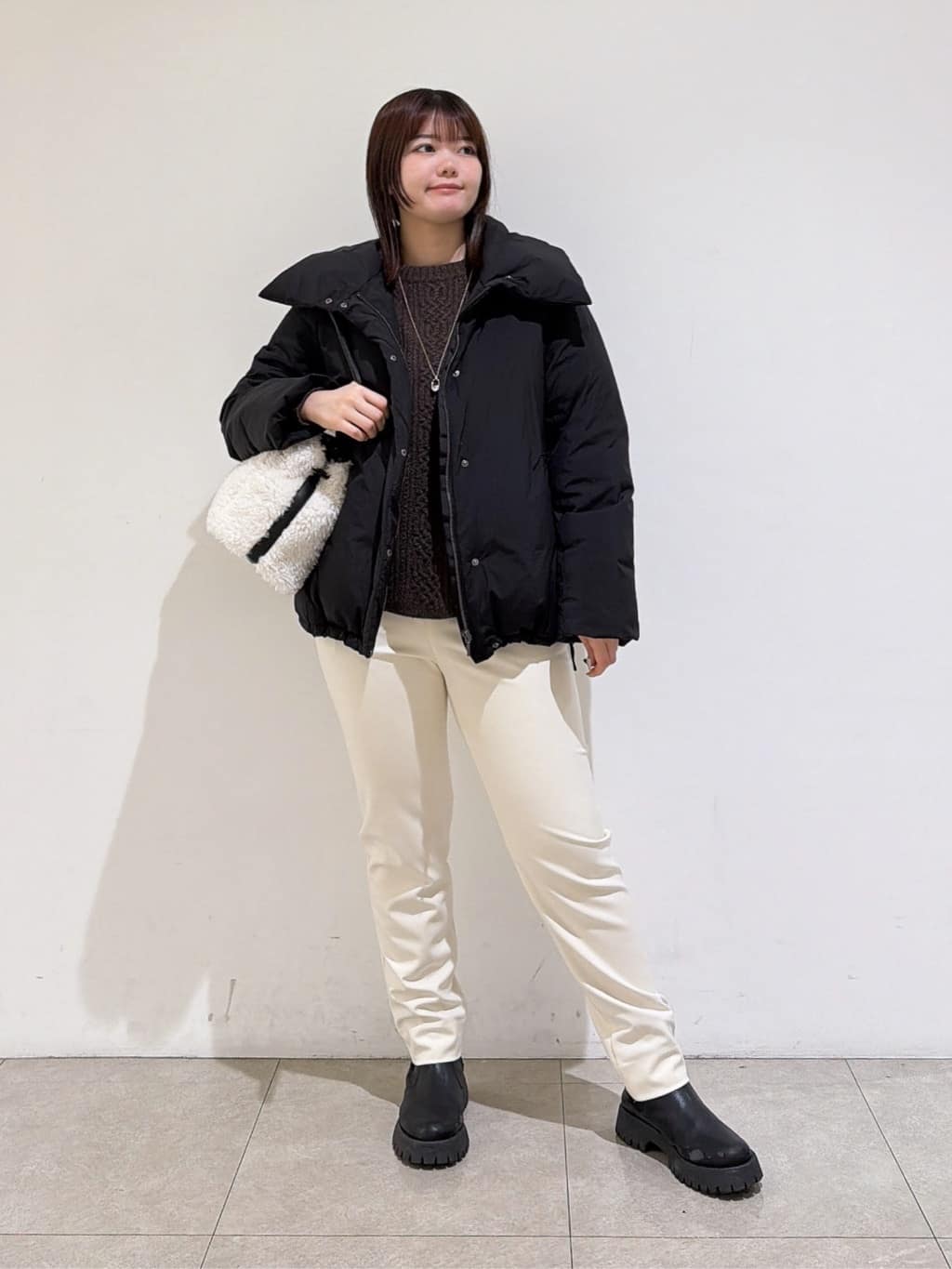 emikaさんの「INDIVI｜【撥水／洗える／デザイン衿】ステッチレス ショートダウンコート」を使ったコーディネート