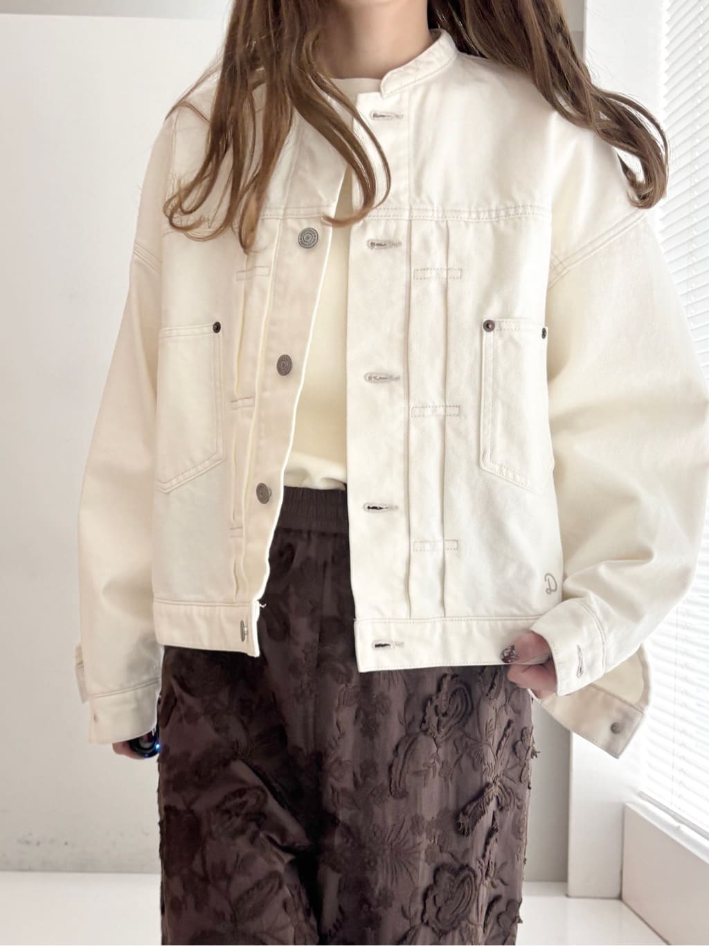 清水夏姫さんの「DRESSTERIOR｜【ウォッシャブル】バンドカラー ホワイトＧジャン」を使ったコーディネート
