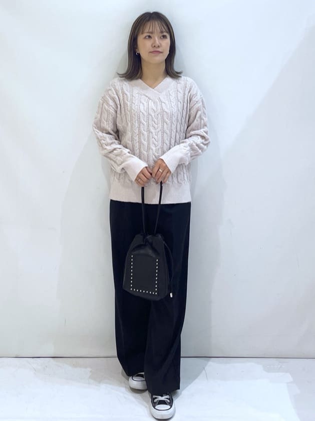 manaさんの「OPAQUE.CLIP｜ラメ混ファンシーケーブルVネックニット【洗濯機OK】」を使ったコーディネート