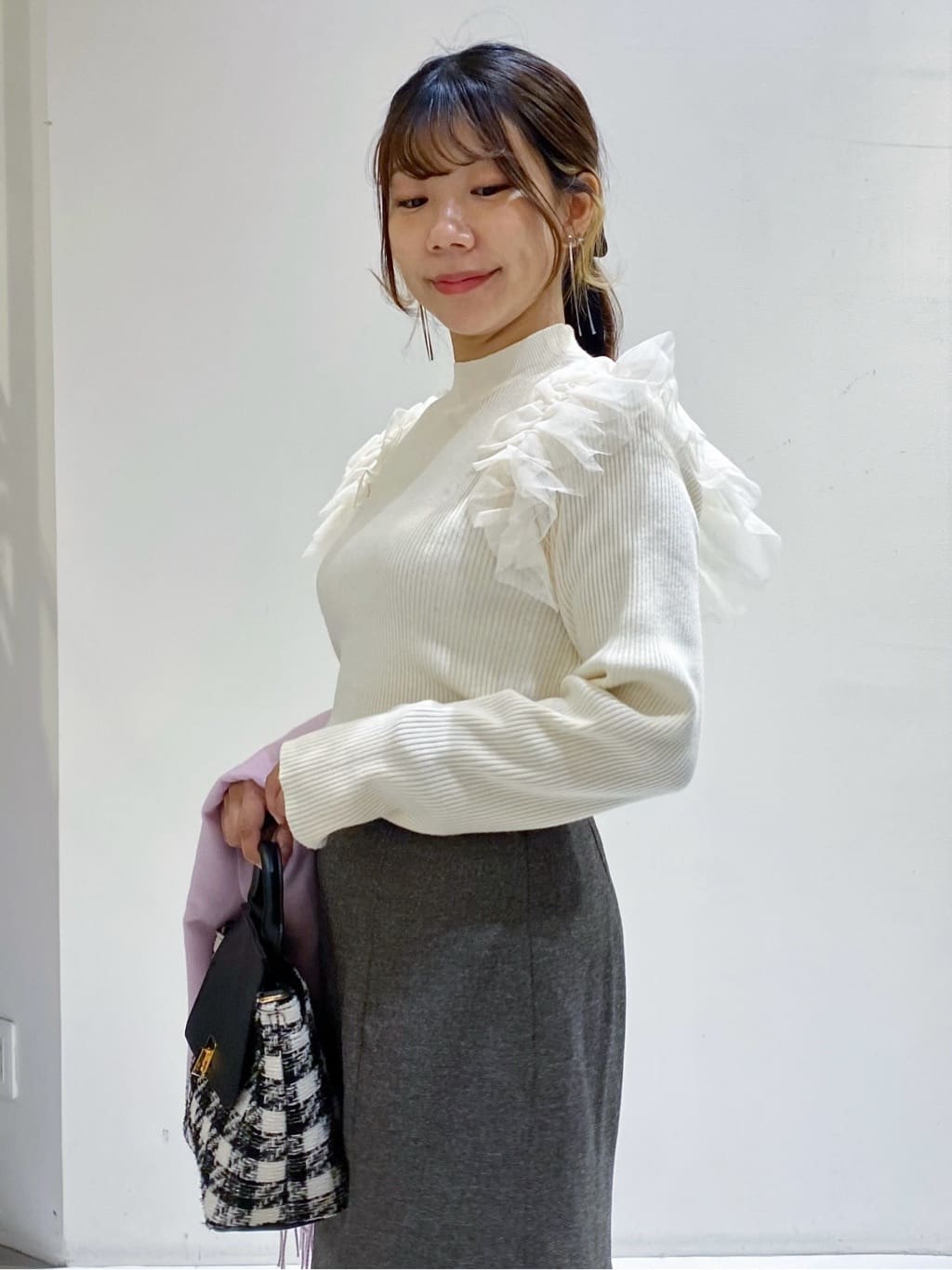 ちぃさんの「OPAQUE.CLIP｜ショルダーチュールフリルハイネックニット【洗濯機OK／抗ピル】」を使ったコーディネート