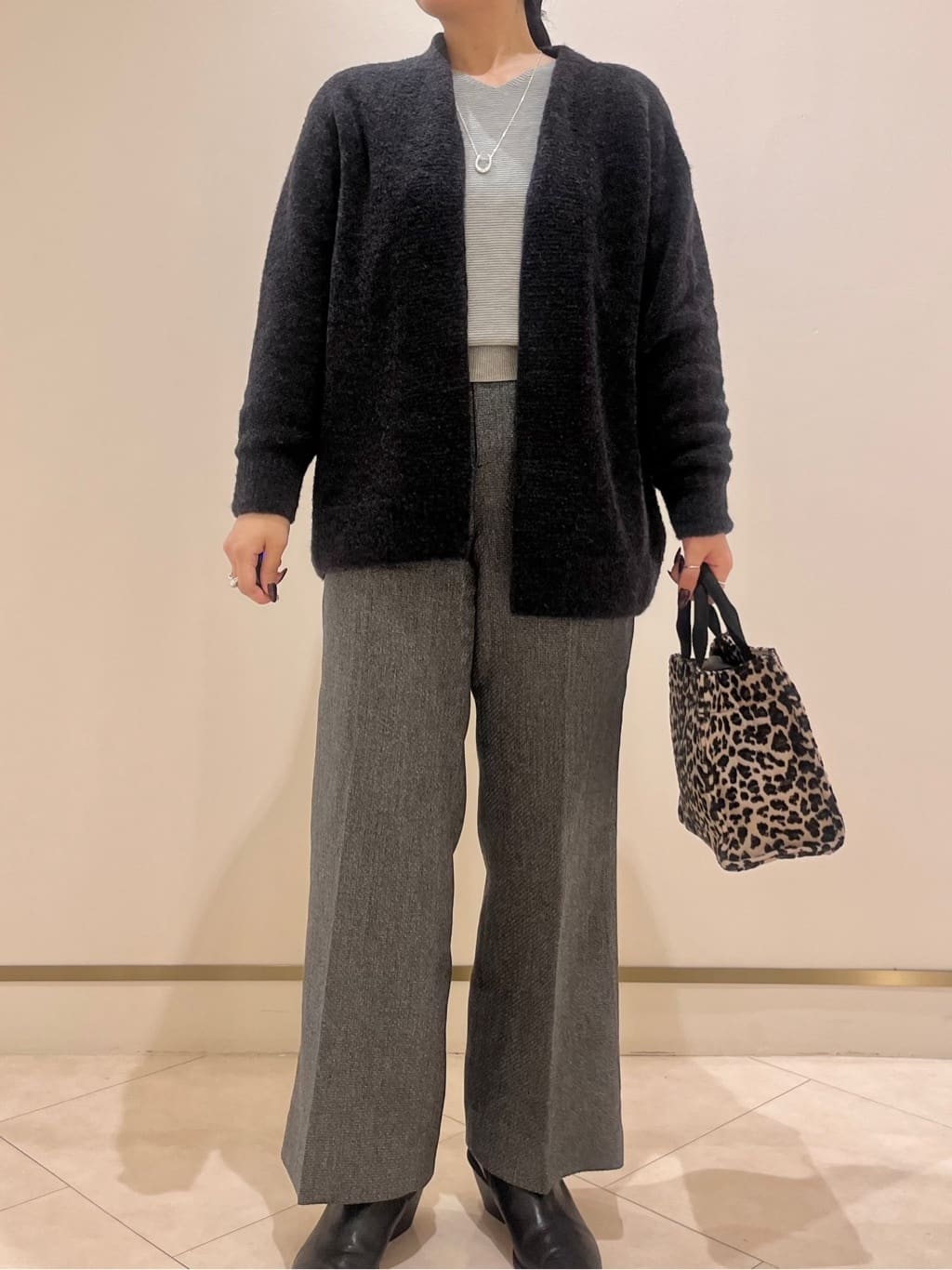 hasuさんの「INDIVI｜【ウール混ラメ素材】Vネック煌めきニット」を使ったコーディネート