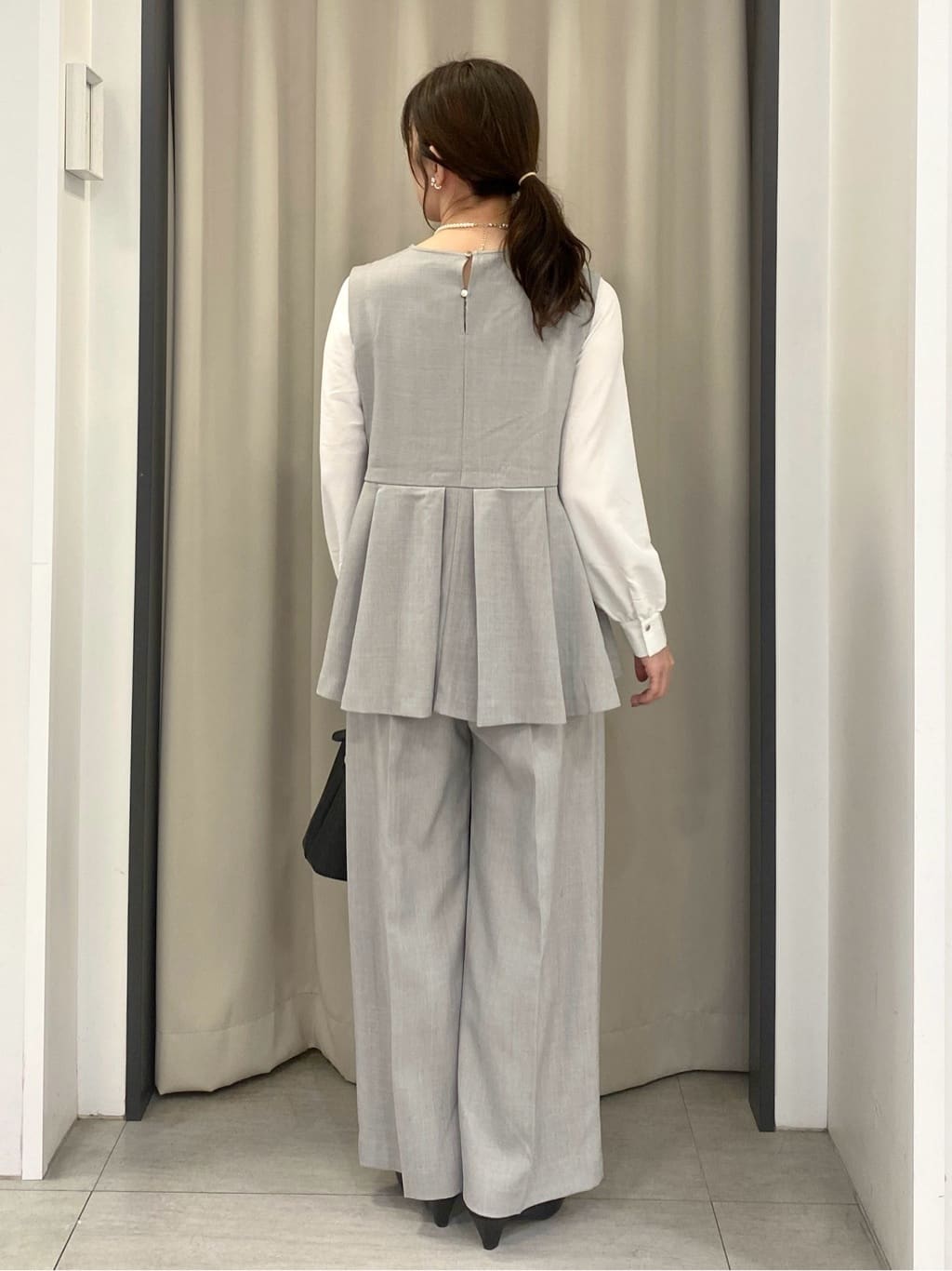 eguchiさんの「grove｜【マシンウォッシュ/防シワ】袖ドッキングペプラムブラウス【着回しカセット】」を使ったコーディネート