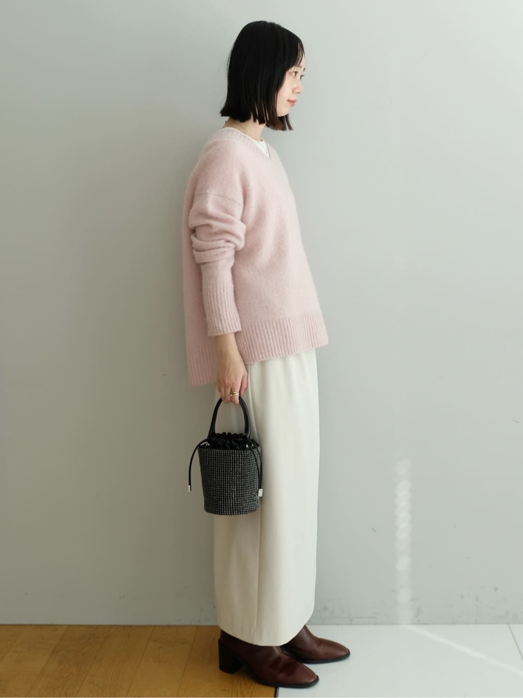 Kishimotoさんの「DRESSTERIOR｜アルパカブレンドVネックニット」を使ったコーディネート