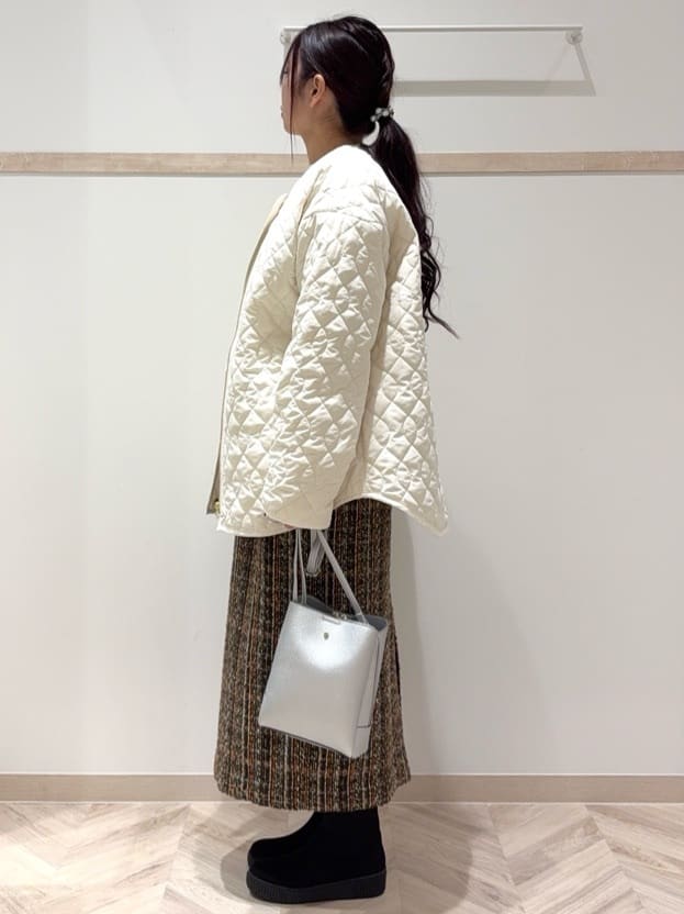 nanaさんの「SHOO･LA･RUE｜【S-LL】ミックスカラーで高見え ラメツイード ナロースカート」を使ったコーディネート