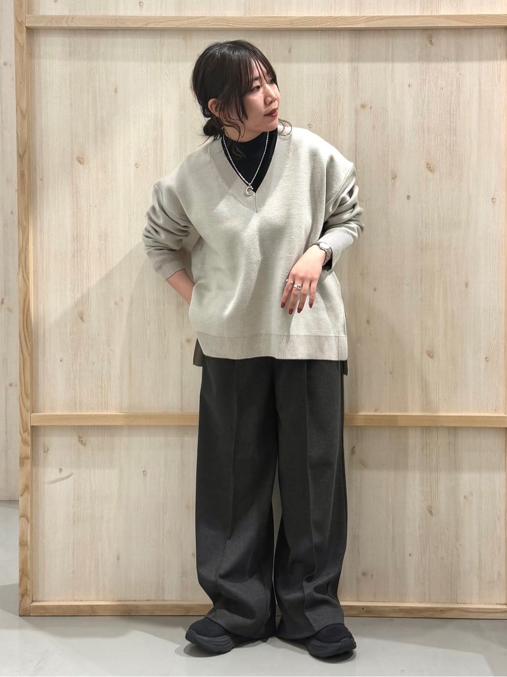 nanaさんの「THE SHOP TK｜【体型カバー】ゆったり サイドスリットニット」を使ったコーディネート