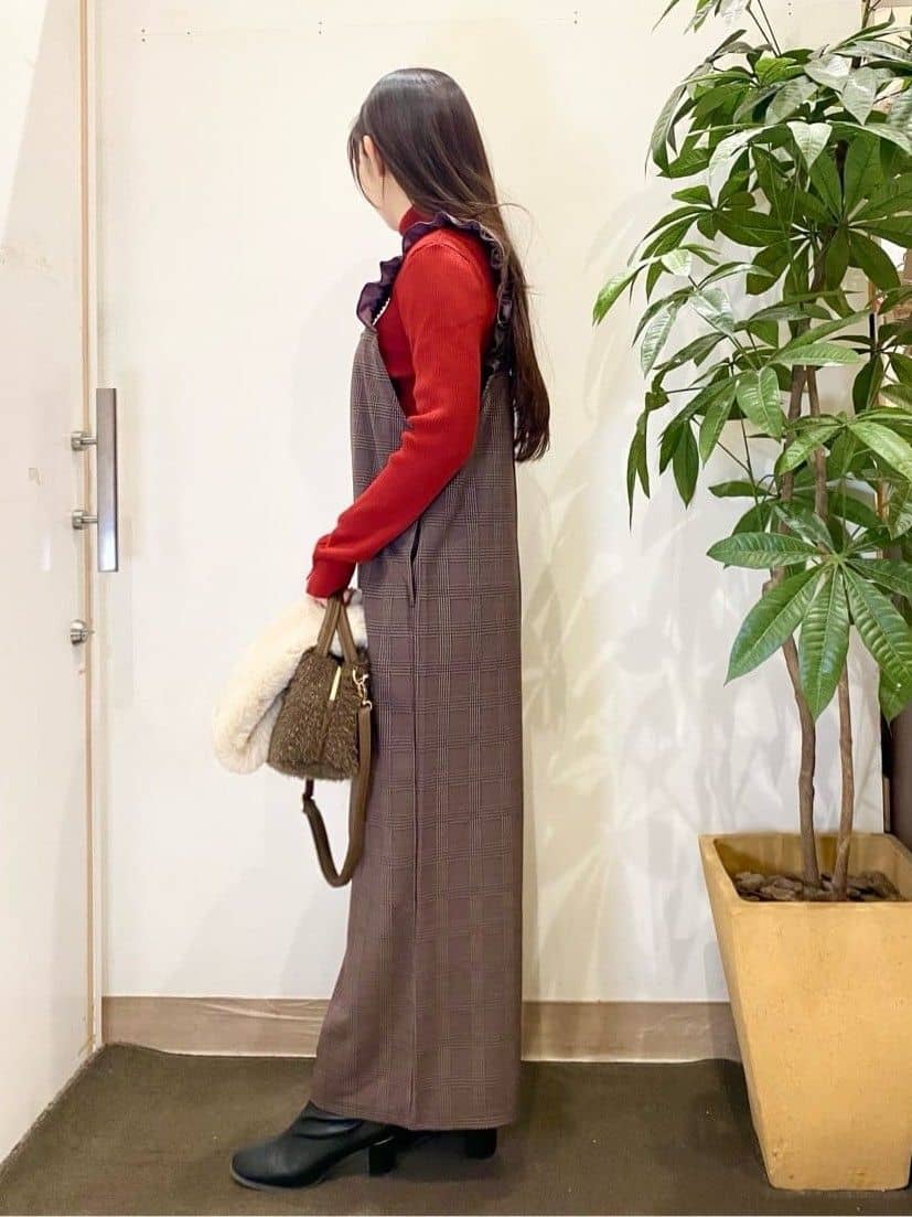 AYUMIさんの「SHOO･LA･RUE｜【あったか】大人のための チェック柄フリルサロペット」を使ったコーディネート