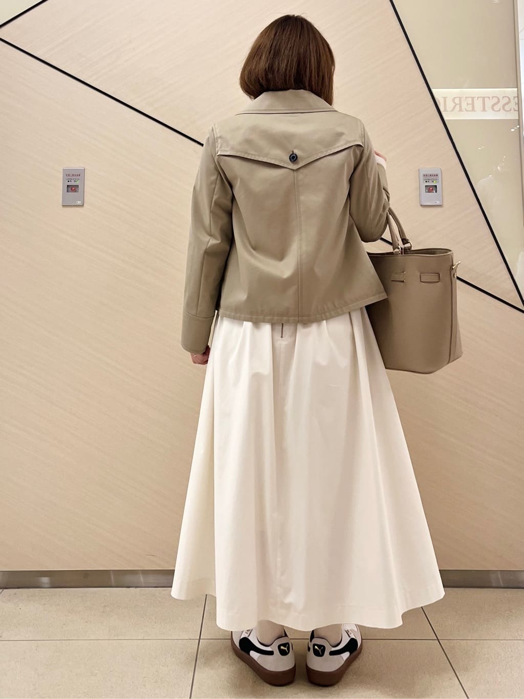 yahataさんの「DRESSTERIOR｜【ウォッシャブル/撥水素材】Aラインショートトレンチジャケット」を使ったコーディネート