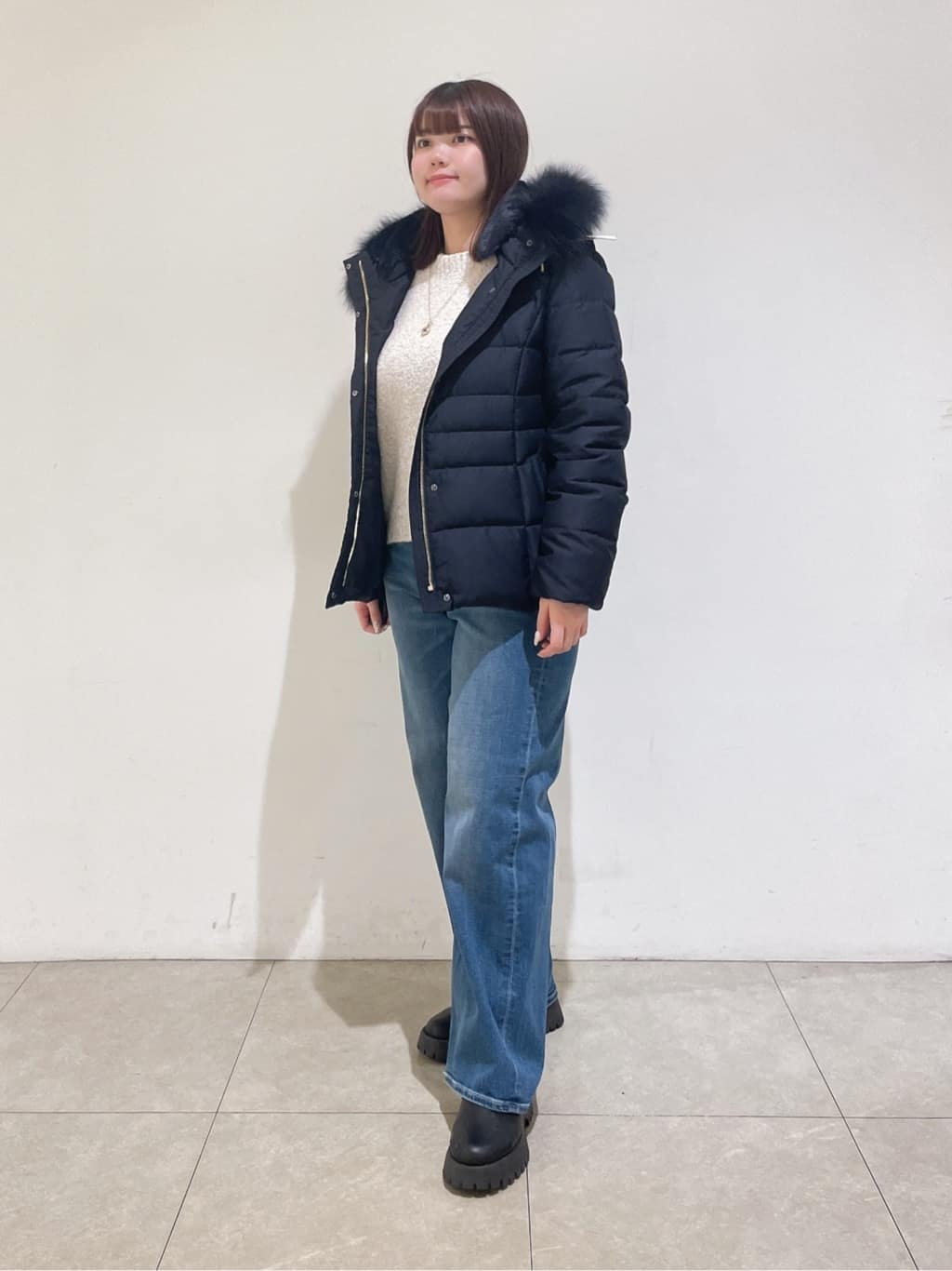 emikaさんの「INDIVI｜【名品／撥水／抗菌防臭】ショート丈リサイクルダウンコート」を使ったコーディネート