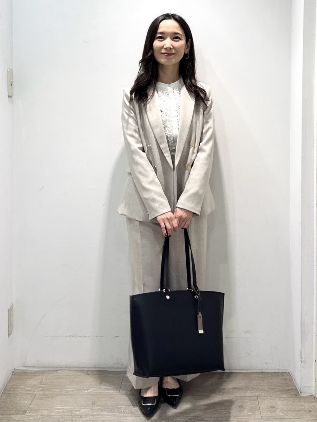 yuicciさんの「OPAQUE.CLIP｜バンドカラーフリルブラウス【洗濯機OK／イージーアイロン／防シワ】」を使ったコーディネート