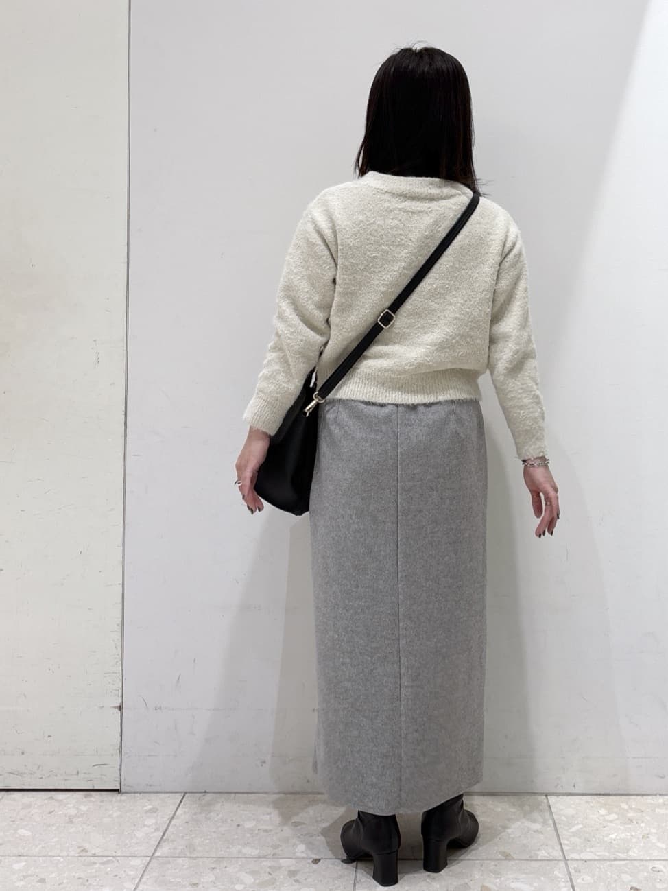 mameさんの「OPAQUE.CLIP｜スパンコールフェザーVネックニット【洗濯機OK】」を使ったコーディネート