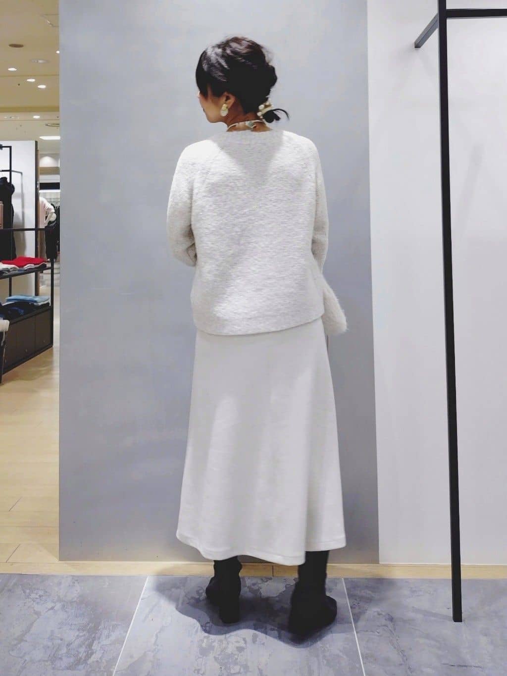 TOMOMIさんの「INDIVI｜【洗える／ラメ／意匠感】ミックスブークレニット」を使ったコーディネート