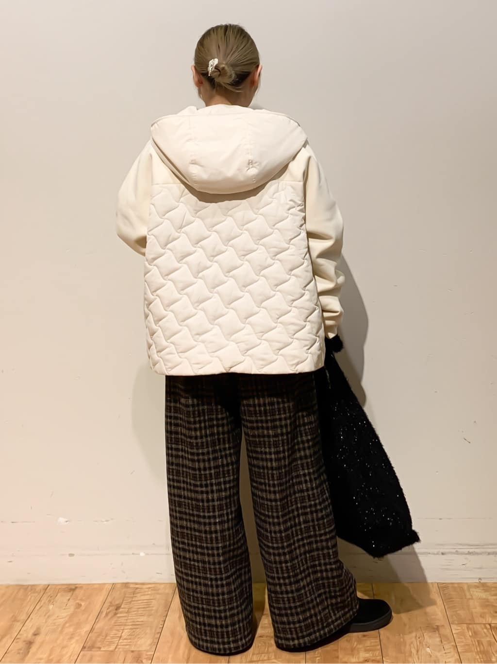 MEGさんの「SHOO･LA･RUE｜【洗濯機可/S-LL】スカラップネックが上品な ビジュー付きニット」を使ったコーディネート