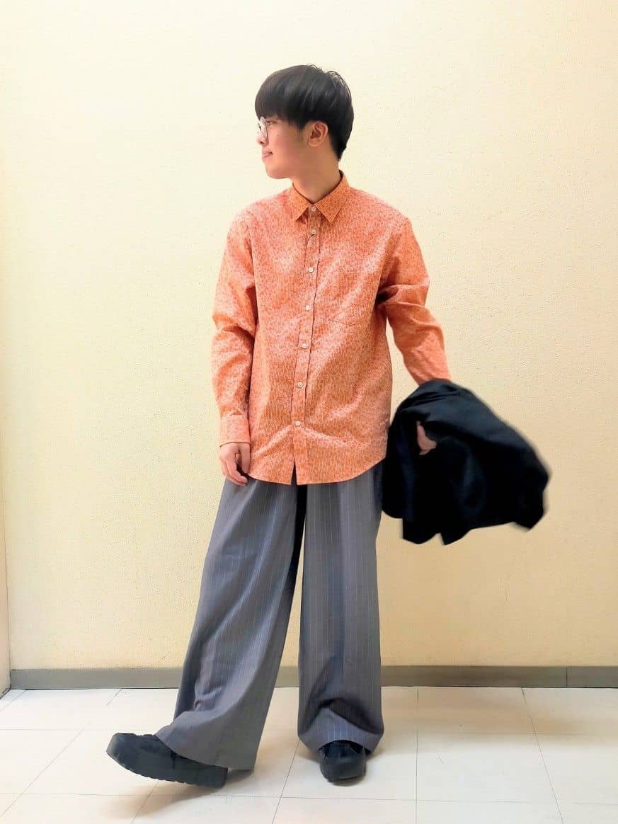nerさんの「TAKEO KIKUCHI｜播州 ドビーストライプ フラワーシャツ」を使ったコーディネート