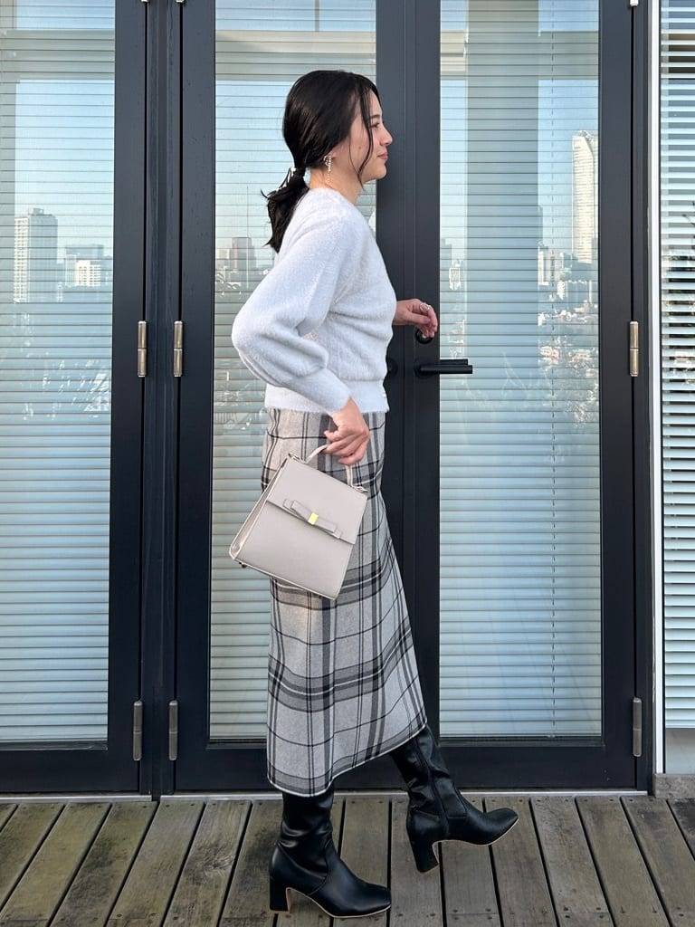 shinoさんの「Couture brooch｜【前後2WAY】Springフェザーカーデトップス」を使ったコーディネート