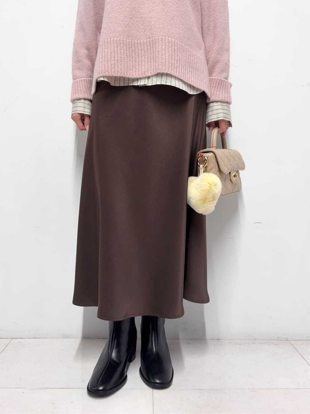 Nishijimaさんの「DRESSTERIOR｜アルパカブレンドVネックニット」を使ったコーディネート