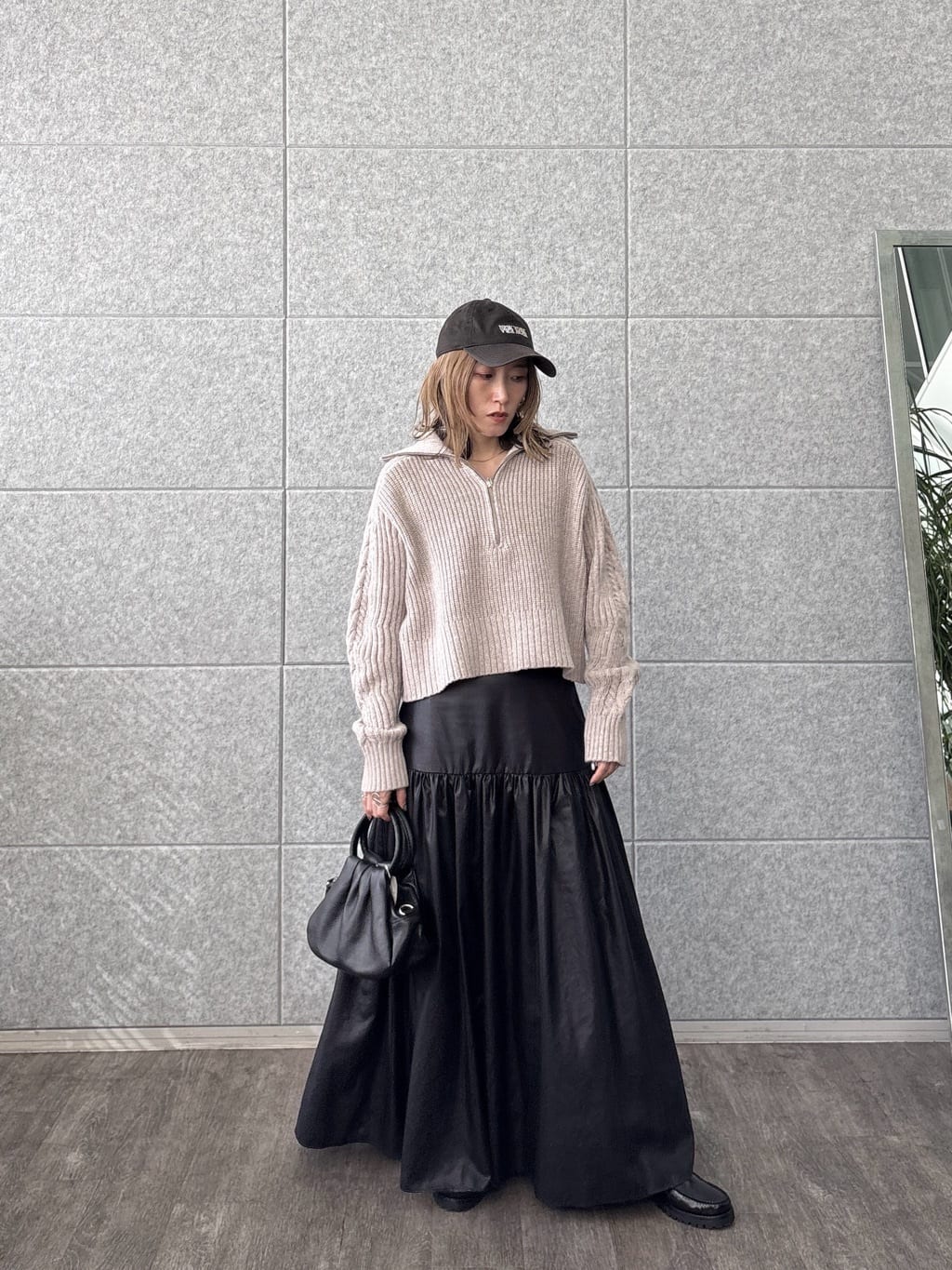 kotakiさんの「INDIVI｜レザーライクマキシスカート」を使ったコーディネート