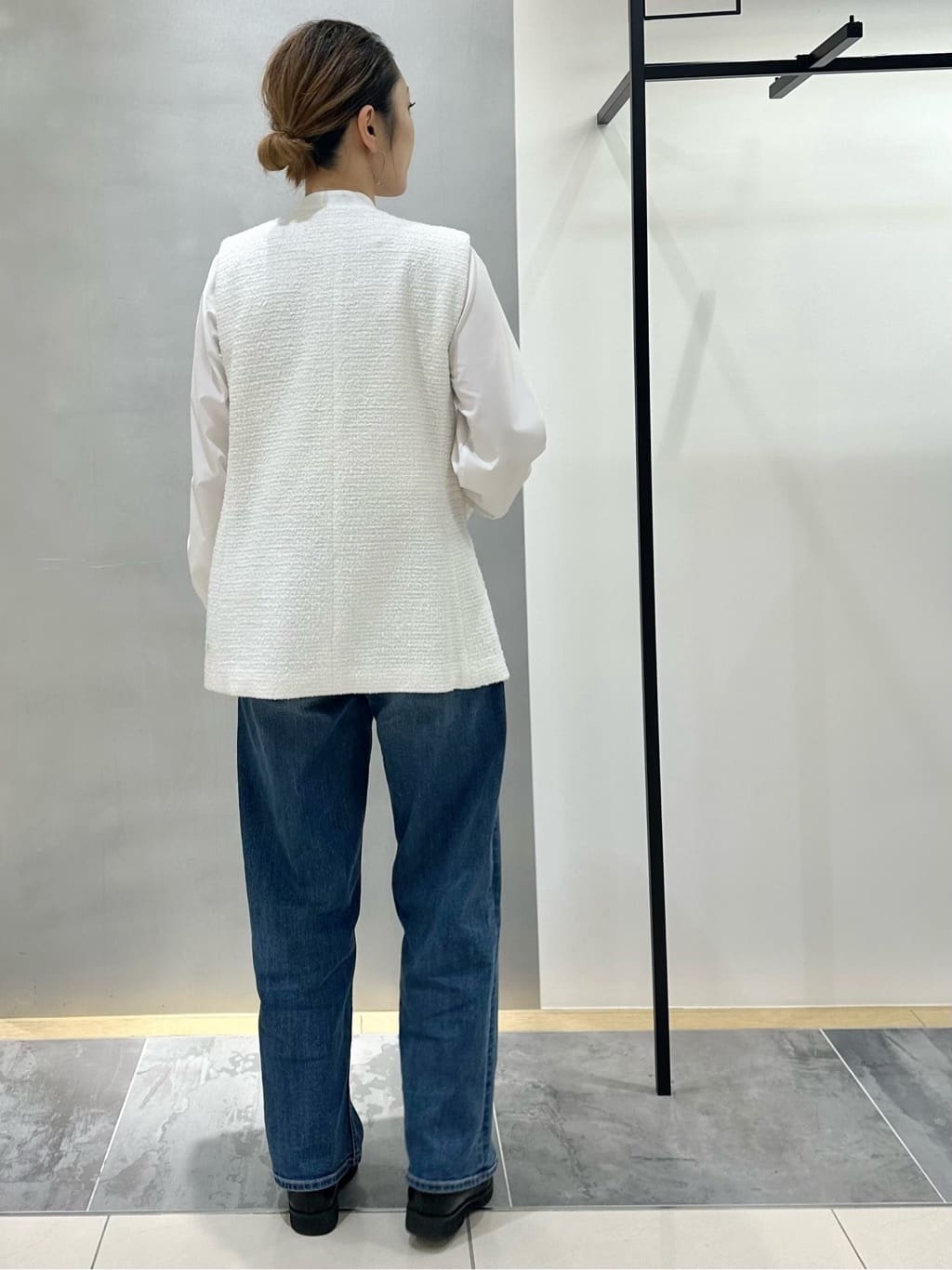 MAIさんの「INDIVI｜【褒められデニム】ワイドストレート デニムパンツ」を使ったコーディネート