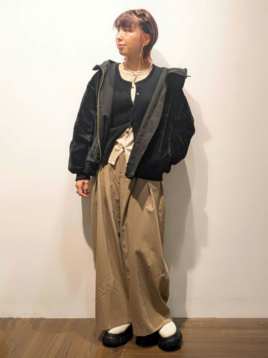 4410さんの「THE SHOP TK｜サス付きタックワイドパンツ」を使ったコーディネート