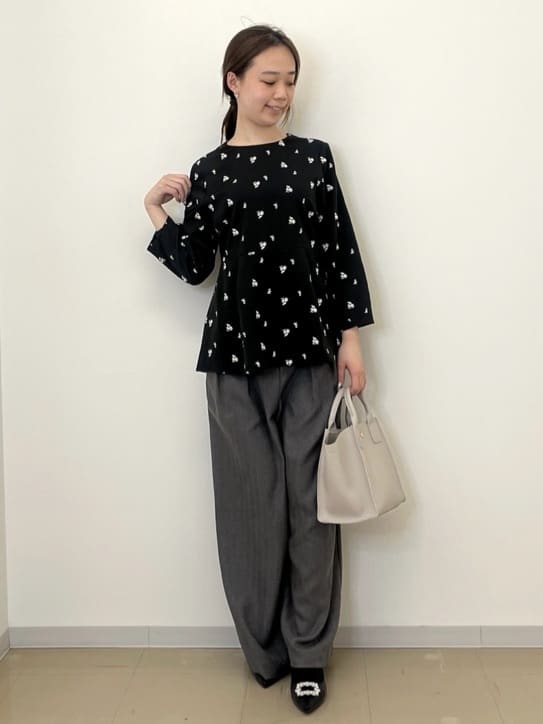 miyuuさんの「OPAQUE.CLIP｜フラワー刺繍ペプラムブラウス【洗濯機OK】」を使ったコーディネート