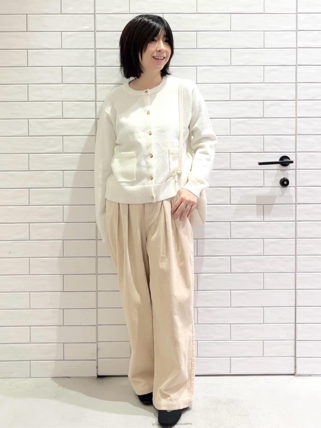 しおりさんの「OPAQUE.CLIP｜金ボタンラメニットカーディガン【洗濯機OK】」を使ったコーディネート