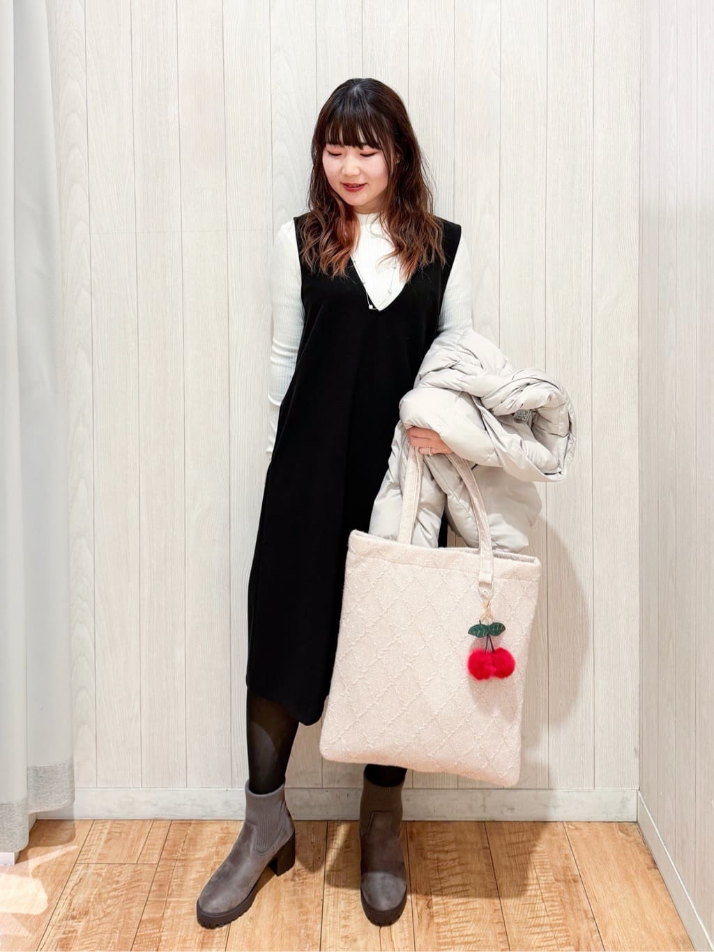 愛さんの「SHOO･LA･RUE｜【2点セット/洗濯機可】時短でコーデが決まる ジャンドレ+リブインナー」を使ったコーディネート