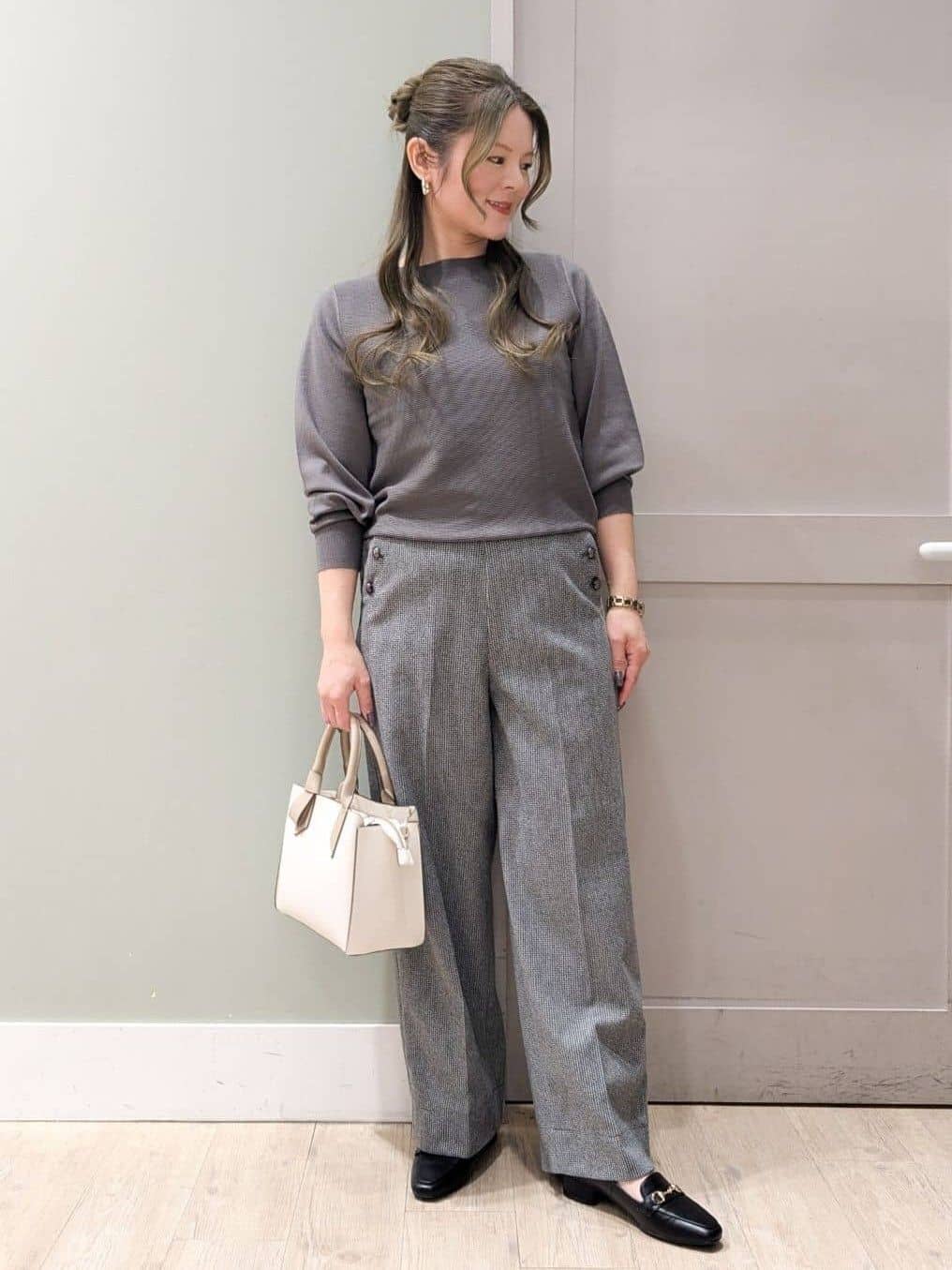 kuwawaさんの「grove｜クラシカルな佇まい 大人のステンカラーロングコート」を使ったコーディネート