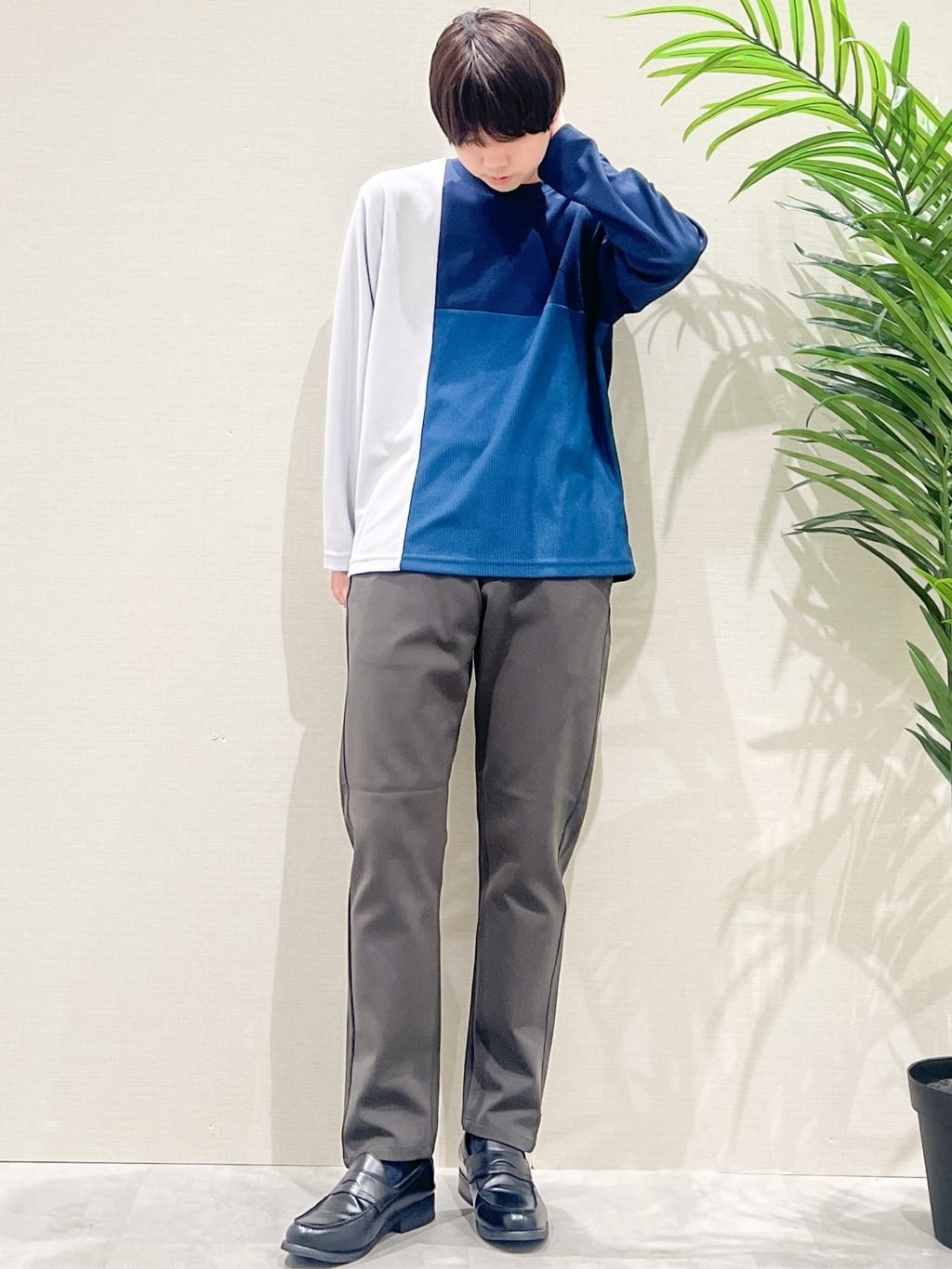 SHI-MAさんの「THE SHOP TK｜【ちょうどいいカジュアル】パネルブロッキング長袖Tシャツ」を使ったコーディネート
