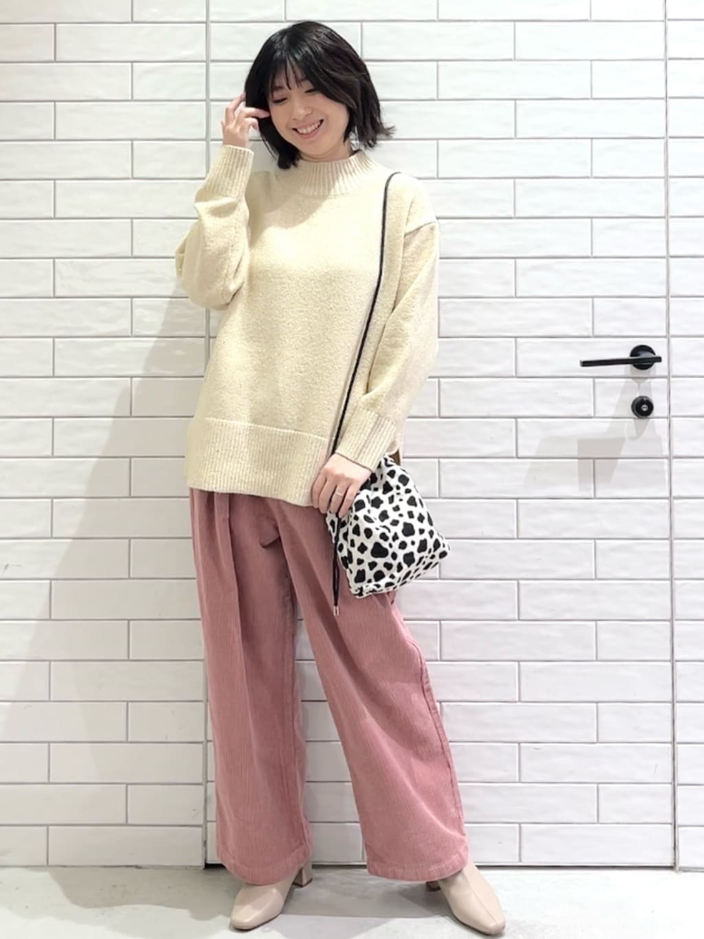 しおりさんの「OPAQUE.CLIP｜コーデュロイタックワイドパンツ【洗濯機OK】」を使ったコーディネート
