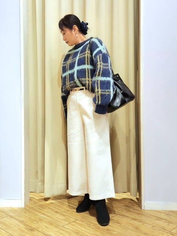 くまさんの「SHOO･LA･RUE｜【S-LL】女性らしさ漂う ふわふわチェック柄ニット」を使ったコーディネート