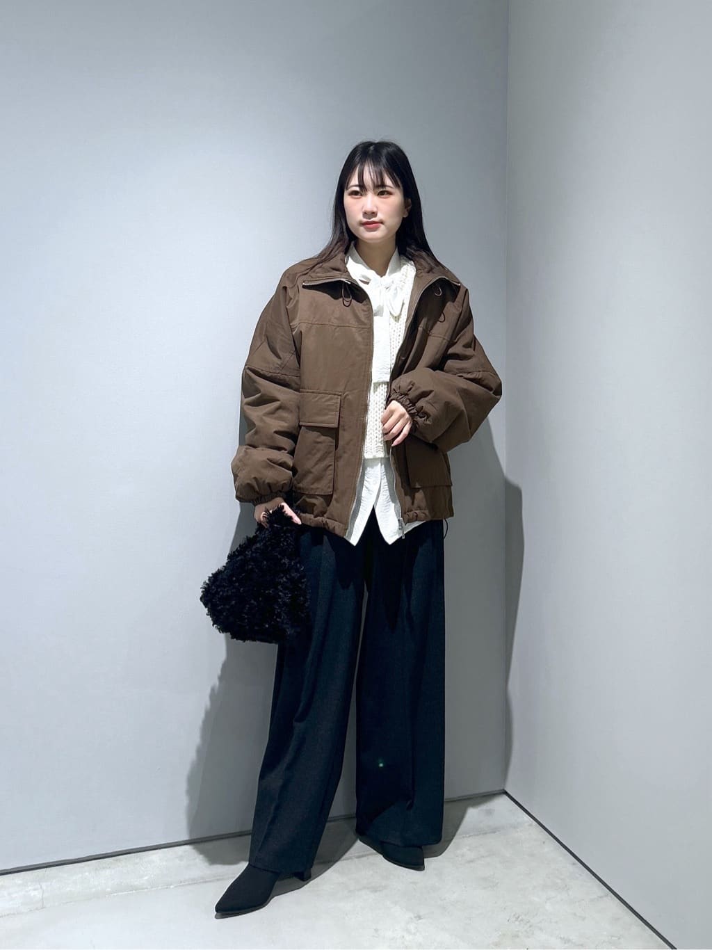 Renoさんの「INDIVI｜フェイクファーマイクロバッグ」を使ったコーディネート