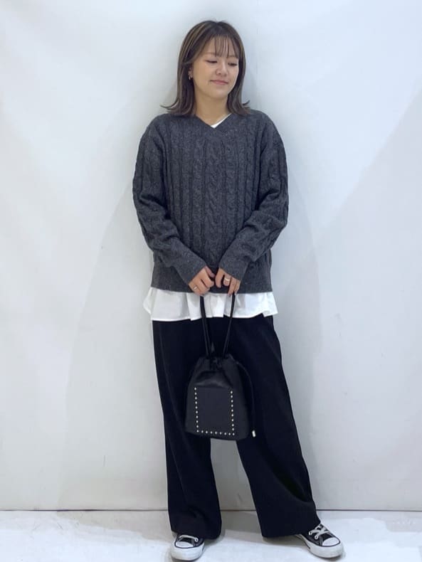 manaさんの「OPAQUE.CLIP｜ラメ混ファンシーケーブルVネックニット【洗濯機OK】」を使ったコーディネート
