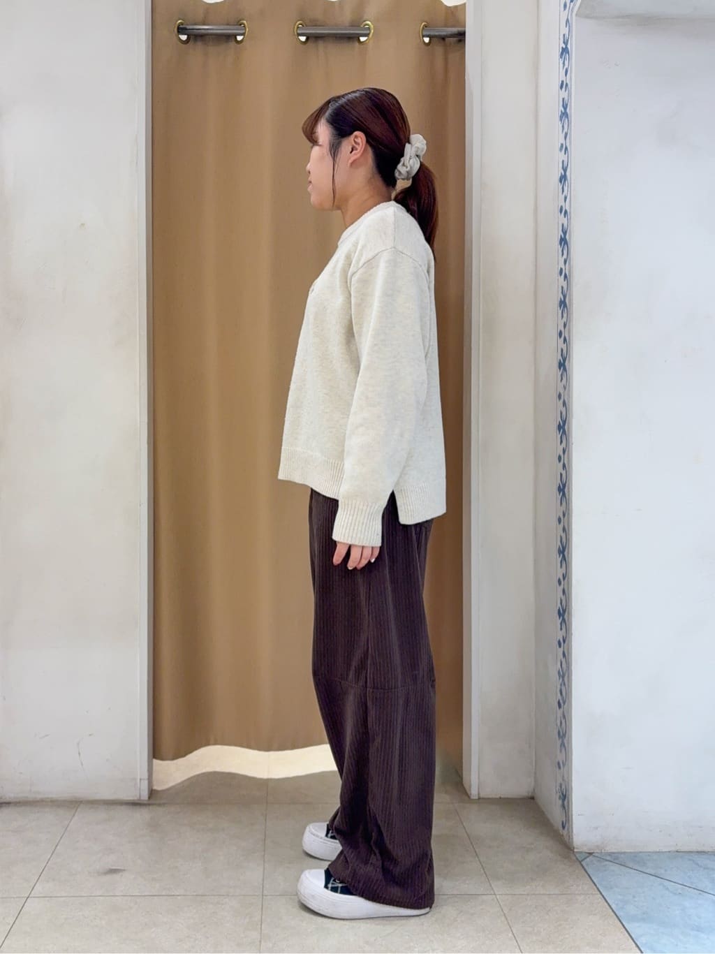 SO(R)Aさんの「SHOO･LA･RUE｜【S-LL/洗濯機可】ふわふわがやみつきになる柔らかさ スウェットライクロゴニット」を使ったコーディネート